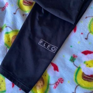 Fleo black 7/8 leggings. Great workout leggings. Just too big for me.
